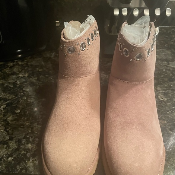 Ugg medallion short boot. Brand new. Size 8 - Picture 2 of 7